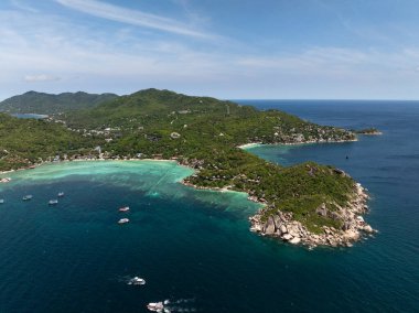 Bereketli yeşillik ve turkuaz sularla çevrili, huzurlu bir sahil atmosferi olan çok sayıda manzaralı körfezler. Koh Tao, Tayland.