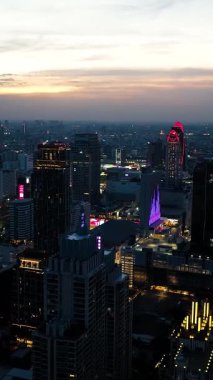 Neon tabelalar ve dijital reklam panoları Bangkok 'u hareketli alışveriş bölgeleriyle aydınlatıyor. Bangkok, Tayland.