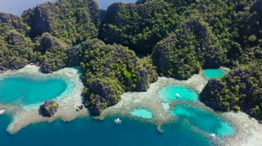 Gizli Göl 'ün turkuvaz suyu ve Kara Göl' le çevrili, yemyeşil, yüksek uçurumlarla çevrili insansız hava aracı görüntüsü. Coron, Palawan, Filipinler. 5 bin..