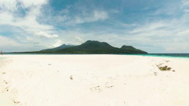 Tozlu kumlu sahil ve Filipinler, Camiguin 'de kıyıya vuran dalgalar. Beyaz Ada.