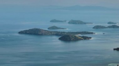 Mavi deniz ve küçük adacıklar. Bir zamanlar Islas. Zamboanga, Filipinler.