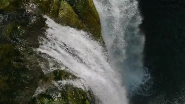 Tinuy-an Şelaleleri 'nin yavaş çekim görüntüsü. Bislig, Surigao del Sur. Filipinler.