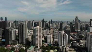 Geniş bir şehir manzarası sayısız gökdelenleri, modern gelişmeleri ve metropol üzerinde açık bir gökyüzünü gösteriyor. Bangkok, Tayland.