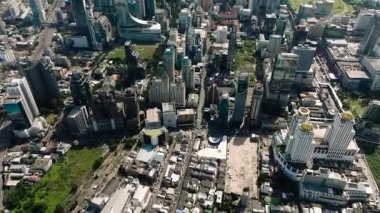 Şehir merkezinde hareketli bir manzara, konut kuleleri ve modern mimarinin bir karışımı. Bangkok, Tayland.