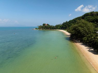 Temiz deniz suları ve yemyeşil yeşillikleri olan el değmemiş bir ada. Lipa Noi Sahili. Ko Samui, Tayland.