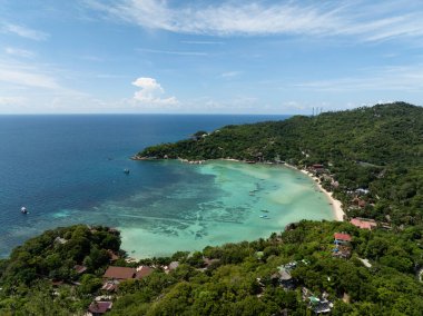 Sakin mavi sularda demirli yeşil tepelerle çevrili bir sahil koy. Köpekbalığı Körfezi. Koh Tao, Tayland.