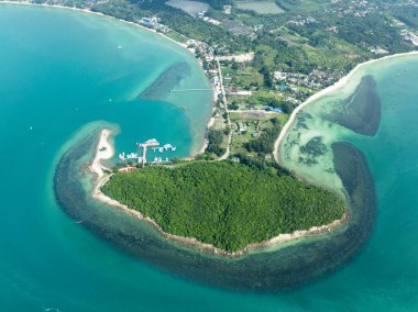 Etrafı canlı turkuaz denizlerle çevrili tropikal adaları ve kumlu plajları olan küçük bir liman. Lipa Noi. Koh Samui, Tayland.