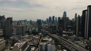 Bangkoks 'un yoğun gökdelenleri ve otoyolları olan gökdelenleri gösteren şehir manzarası. Bangkok, Tayland.
