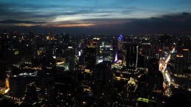 Bangkok 'taki gece hayatının havadan görünüşü, yüksek binalar ve bölgelerde parlak ışıklar. Bangkok, Tayland.