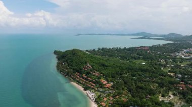Bereketli yeşil tepeleri ve açık mavi denizi olan kıyı şeridinin havadan görüntüsü. Ko Samui, Tayland.