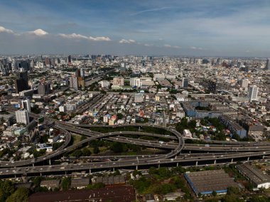 Modern şehrin kentsel mahallelerinden geçen birbirine bağlı otoyollar. Bangkok, Tayland.