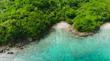 Canlı yeşillikler ve sakin turkuaz sularla çevrili gizli bir koy. Alad Adası, Romblon, Filipinler.