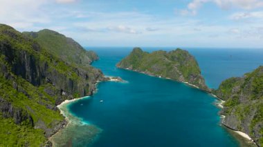 Tapiutan Adası ve Matinloc Adası 'nın mavi denizle çevrili doğal güzelliğinin tropik manzarası. El Nido, Palawan. Filipinler.