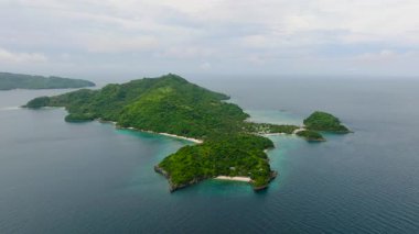 Turkuaz sularla ve sakin bir ortamda el değmemiş kumlu plajlarla çevrili verimli bir tropikal yarımada. Alad Adası, Romblon, Filipinler.