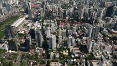 Çevresi yeşillik ve yollarla çevrili modern şehir manzarası. Bangkok, Tayland.