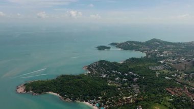 Bereketli yeşil tepeler ve sakin suların yer aldığı tropikal bir kıyı manzarası. Bo Put. Koh Samui, Tayland.