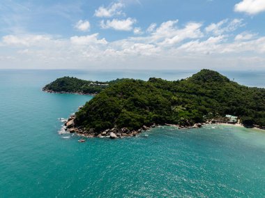 Parlak mavi gökyüzünün altında berrak bir ufuk ve uzak dağlarla okyanus manzarası. Koh Samui, Tayland.