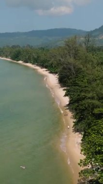 Berrak turkuaz suları ve yemyeşil yemyeşil sularıyla uzak dağlara uzanan tropikal plajlar. Lipa Noi Sahili. Ko Samui, Tayland.