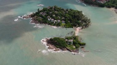 Çağdaş villaları turkuvaz suları ve kayalık kıyı şeridiyle çevrili küçük yemyeşil bir ada. Ko Samui, Tayland.