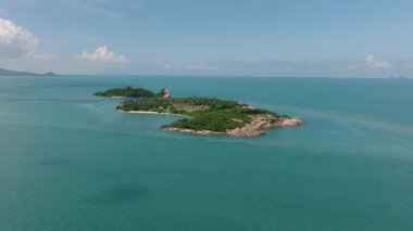 Kumlu plajlar ve turkuaz sularla çevrili yoğun yeşil bitki örtüsü olan küçük bir ada. Bo Put. Ko Samui, Tayland.