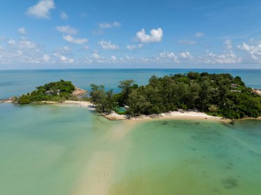 Turkuaz su, kumlu plajlar ve açık gökyüzünün altındaki yeşil bitki örtüsüyle çevrili bir kumsala bağlı adalar. Koh Samui, Tayland.
