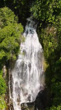 Yeşillik yemyeşil bir şelale ve tropikal orman manzarasıyla çevrili. Na Mueang Şelalesi. Ko Samui, Tayland.
