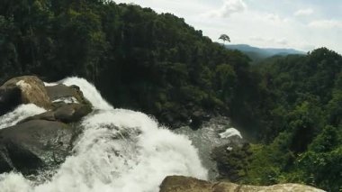 Limunsudan Şelalesi 'ndeki kayaların üzerinde çağlayan sular. Mindanao, Filipinler.