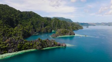 Koron, Palawan, Filipinler 'deki ikiz lagünün tropik manzarası kireçtaşı kayalarıyla çevrilidir. 5 bin..