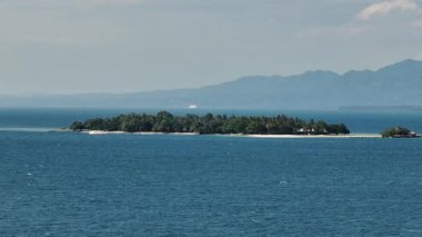 Buenavista Adası 'ndaki beyaz kumsal ve okyanus dalgaları. Samal, Davao. Filipinler.