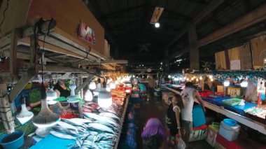 Iligan Şehri - 27 Mayıs 2023: Filipinler 'deki halka açık pazarda balık ve yosunlar.