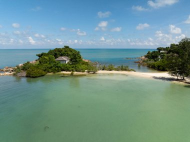 Yeşilliklerle kaplı küçük bir ada. Etrafı turkuaz su, sakin plajlar ve tenha bir villa ile çevrili. Cape Fahn 'da. Koh Samui, Tayland.