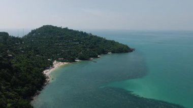 Turkuaz suları ve tropikal manzarası boyunca yuva yapmış küçük plajlı yeşil yamaç manzarası. Ko Samui, Tayland.