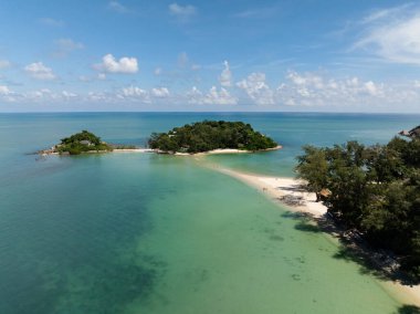 Turkuaz su ve güneşli gökyüzü ile çevrili iki yemyeşil adayı birbirine bağlayan tropikal kum çubuğu. Koh Samui, Tayland.