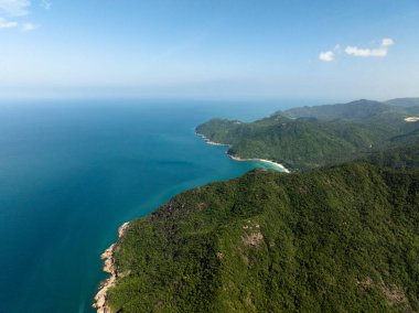 Yeşil dağlarla, gizli plajlarla ve berrak mavi okyanus sularıyla çarpıcı bir sahil şeridi. Ko Pha Ngan, Tayland.