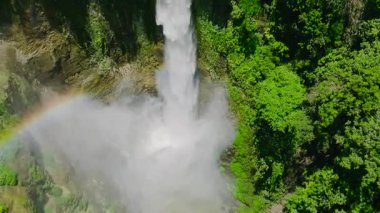 Sebu Gölü 'ndeki Hikong Bente Şelalesi' ne su sıçrayan sis. Mindanao, Filipinler.