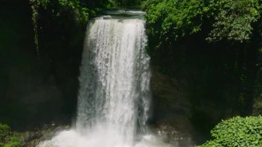 Sebu Gölü 'ndeki şelaleler, Hikong Alo Şelalesi. Perde gibi deresi var. Mindanao, Filipinler. Yavaş çekim.