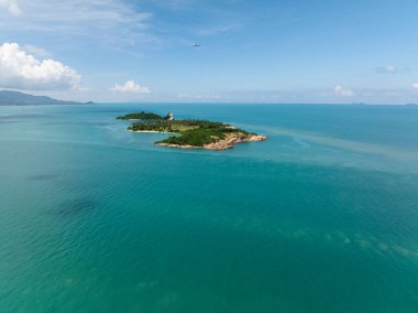 Turkuaz sular ve açık gökyüzüyle çevrili küçük tropikal adaların havadan görünüşü. Bo Put. Koh Samui, Tayland.