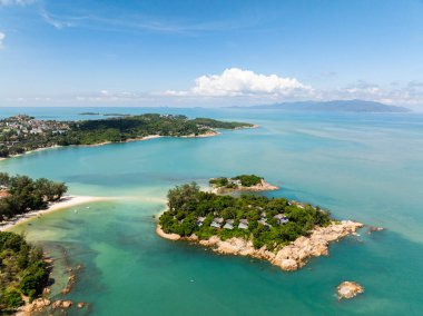 Turkuaz sularla çevrili ve yemyeşil bitki örtüsüyle kaplı manzaralı bir tropikal yarımada. Koh Samui, Tayland.