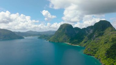 Kıyı dağları barışçıl bir tropikal geri çekilme oluşturur. Filipinler, Palawan 'da yeşil ormanlarla kaplı adalar. El Nido 'daki Cadlao Adası.