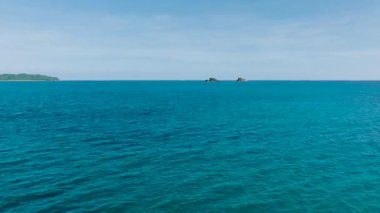 Küçük adaların etrafında mavi okyanus suyuyla tropik deniz manzarası. El Nido, Filipinler.