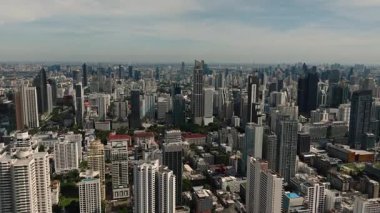 Şehir yoğunluğunu gösteren yerleşim bölgeleriyle çevrili yüksek binalar. Bangkok, Tayland.