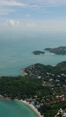 Bereketli yeşil tepeler ve sakin suların yer aldığı tropikal bir kıyı manzarası. Bo Put. Koh Samui, Tayland.