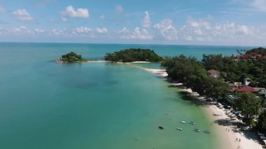 Temiz turkuaz sular ve kumlu kıyılarla çevrili küçük bir orman adası. Cape Fahn 'da. Ko Samui, Tayland.