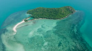 Parlak bir günde turkuaz sularla çevrili canlı yeşil yapraklarla dolu bir ada. Ko Tae Nai. Ko Pha Ngan, Tayland.