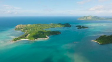 Yoğun yeşillik ve turkuaz deniz manzaralı güneşli bir ada. Tablolar Adası, Romblon, Filipinler.
