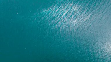 Güneş ışığını yansıtan, sakin bir turkuaz deniz manzarası yaratıyor. San Jose, Romblon. Filipinler.