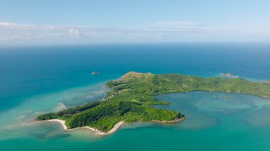 Kumlu plajları, yemyeşil verimli suları ve turkuaz suları olan tropik bir ada. Cabangajan Adası, Tablolar, Romblon, Filipinler.