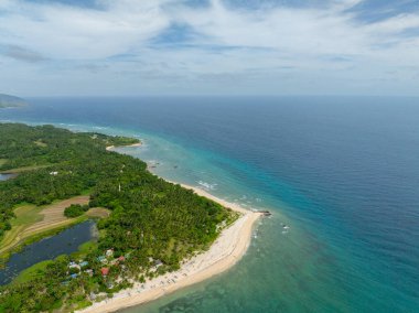 Dalgalar ve kumlu sahil. Santa Fe 'deki tarım alanları, Tablalar, Romblon. Filipinler.