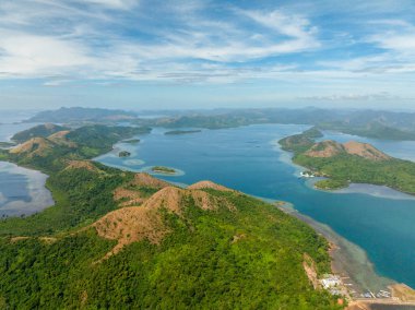 Tropikal adaların dağ tepe ve ormanlı havadan görünüşü. Coron, Palawan. Filipinler.