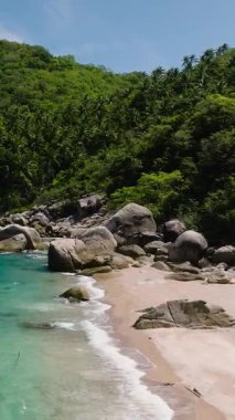 Turkuaz körfez yeşil tepeler ve açık gökyüzünün altında kayalık kıyılarla çevrili. Koh Tao, Tayland.